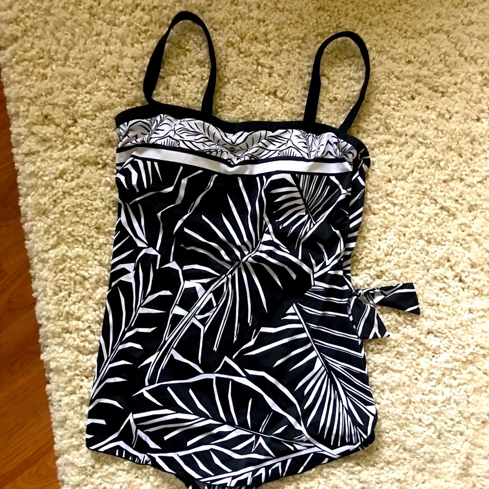 Adorable black and white swimsuit.